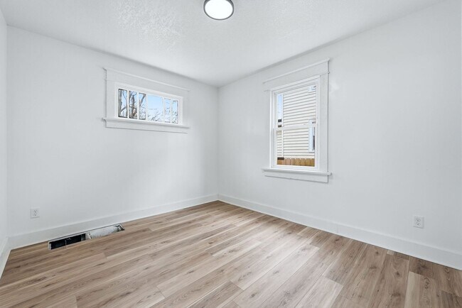 Building Photo - Updated 3BR with Fresh Finishes