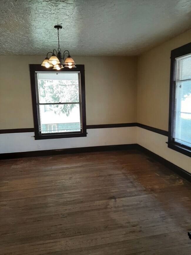 Building Photo - (1614 8th Ave)