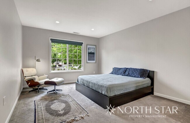 Building Photo - $1000 Off First Months Rent in Lake Oswego