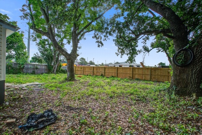 Building Photo - 2325 Elegans Dr