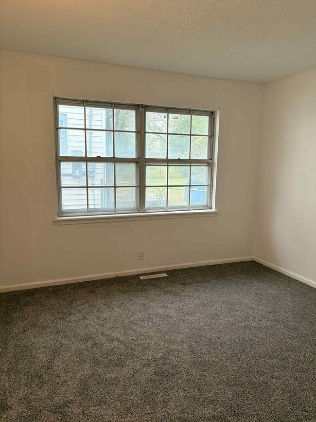 Building Photo - CHARMING 3 BEDROOM / 1 BATHROOM HOUSE IN J...