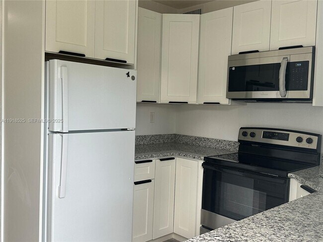 Building Photo - 1308 NW 13th Ct