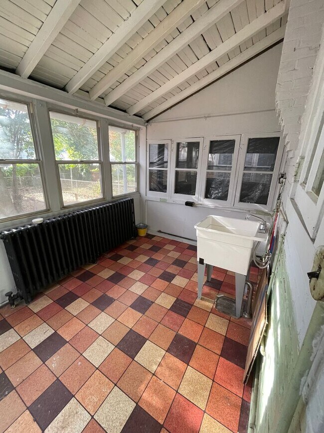 Building Photo - 302 Edmonds Ave