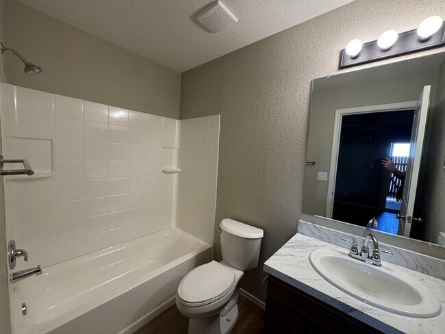 Building Photo - Brand New Unit in La Crescenta