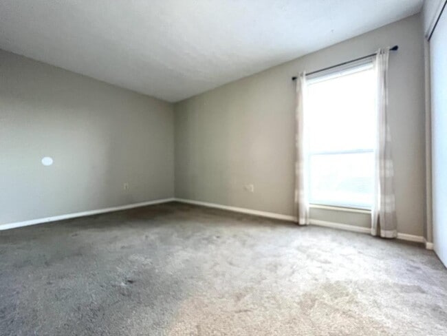 Building Photo - 87 W Van Lake Dr