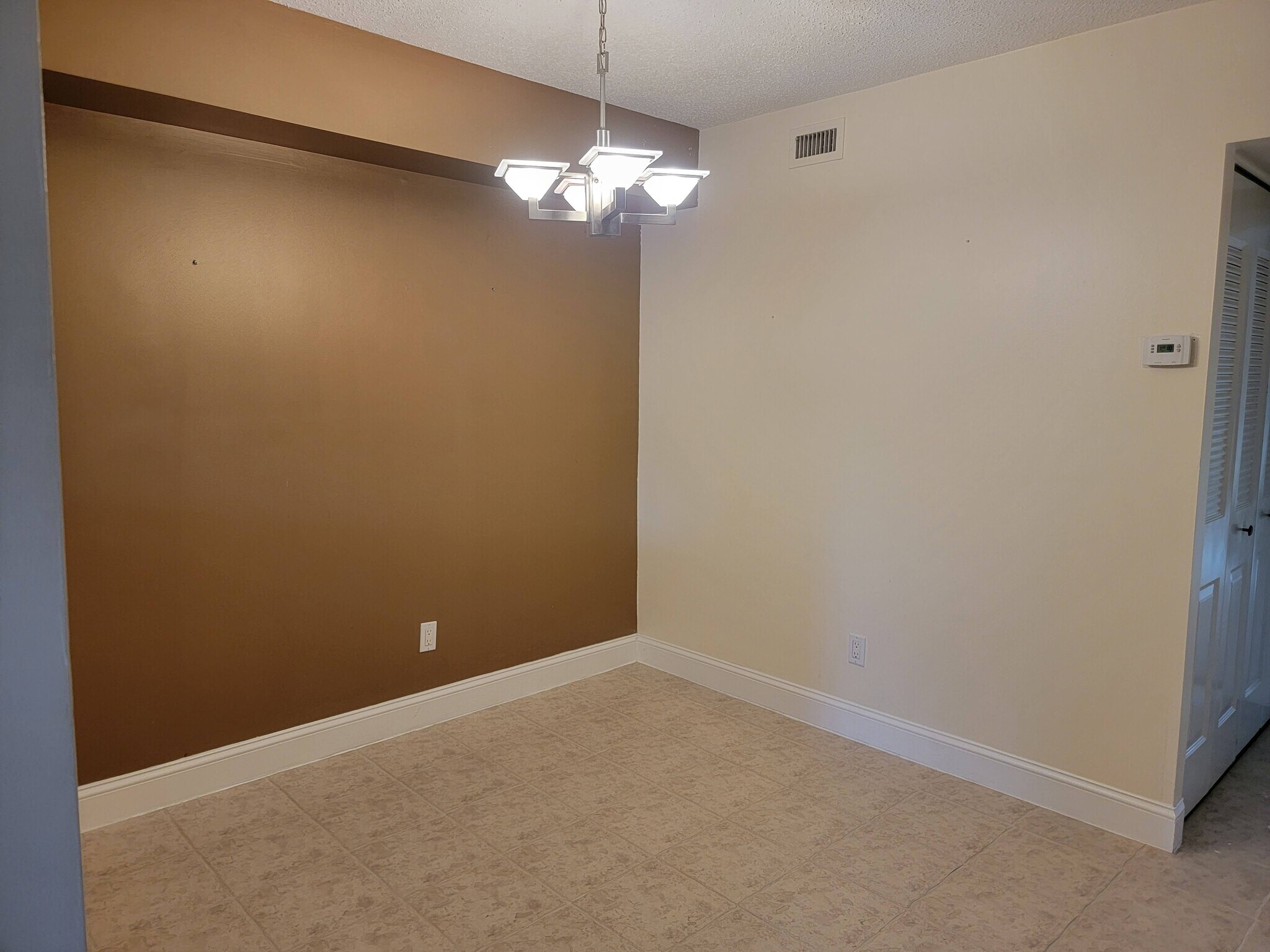 Building Photo - 2047 Jason Dr