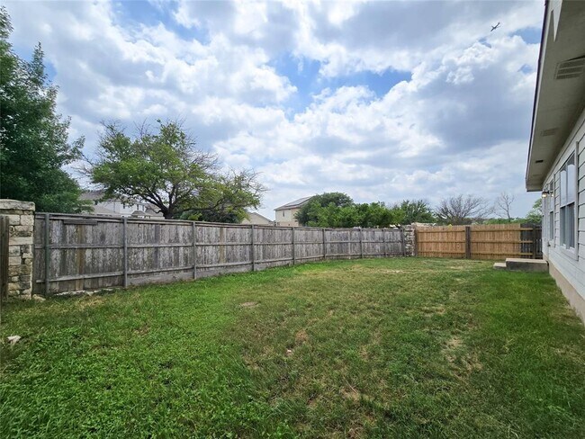 Building Photo - 1801 Horse Wagon Dr