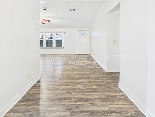 Building Photo - 15 Hayfield Ln