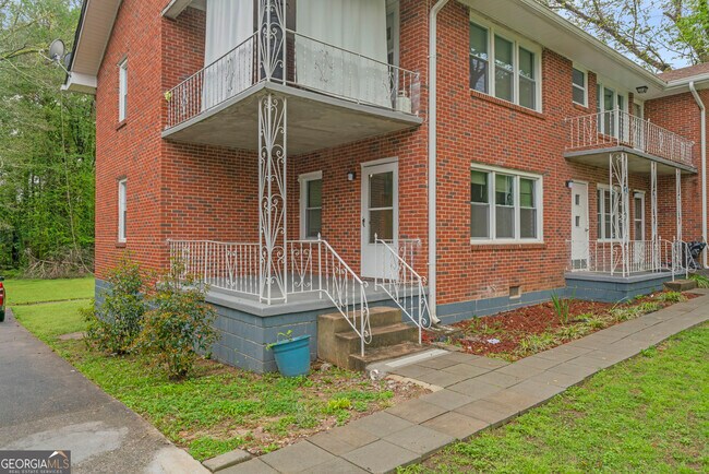 Primary Photo - 147 Burnside St