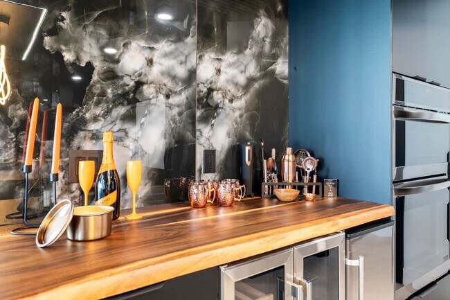 Building Photo - 8743 Thomas Dr