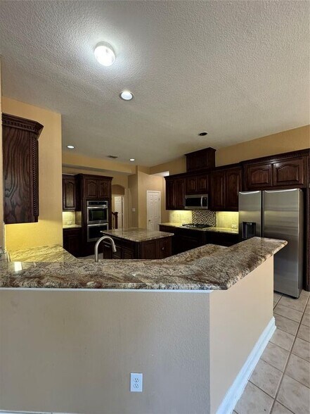 Building Photo - 9101 Forest Hills Dr
