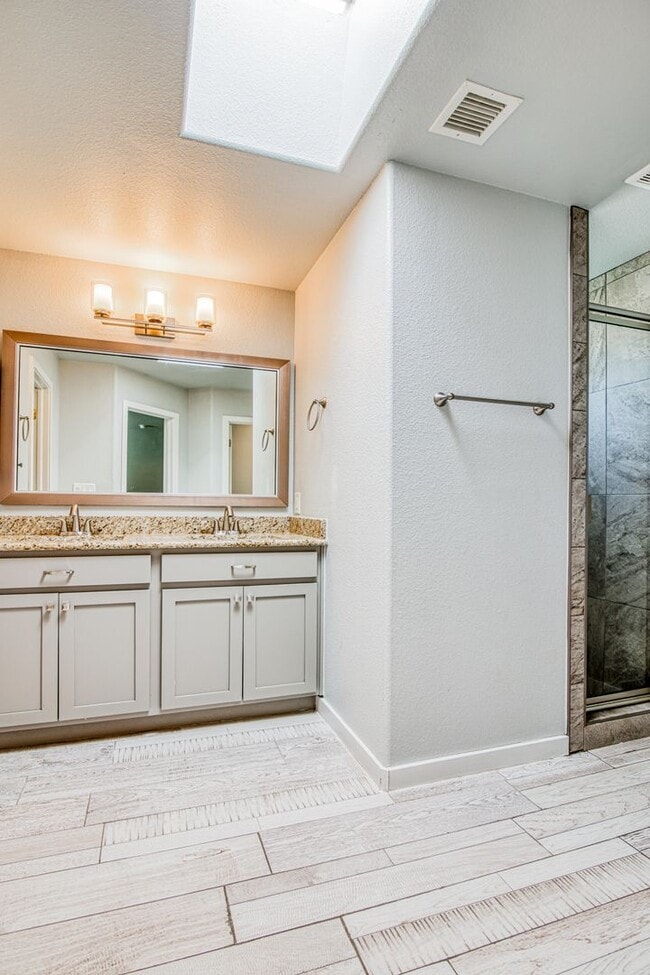 Building Photo - Beautiful 4 bed/2.5 baths in the desirable...