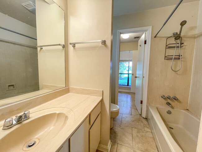 Full bathroom - 178 Walnut St