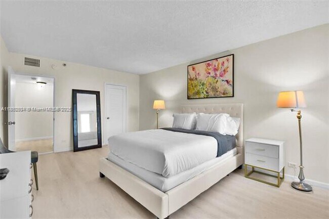 Building Photo - 2301 Collins Ave