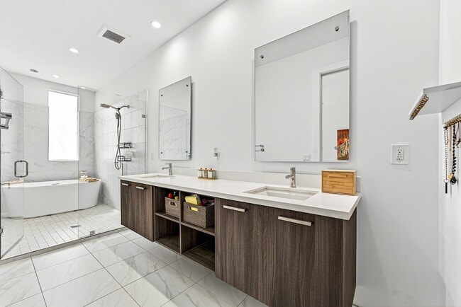 Building Photo - 1034 NE 18th Ave