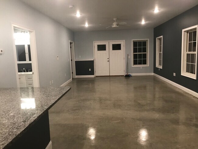 Large Livingroom - 80 Keltan Hts
