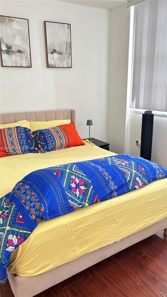 Building Photo - 825 Brickell Bay Dr