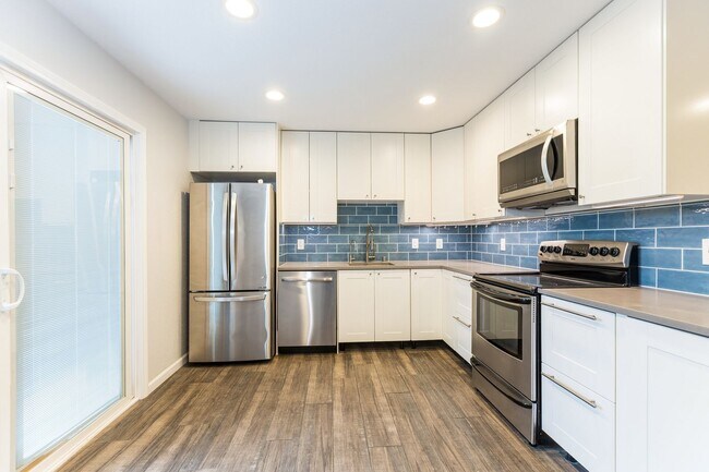 Building Photo - Discover this well-appointed 2-bedroom, 2-bath condo in Lake Forest