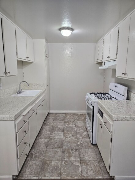 Primary Photo - 1135 W I St