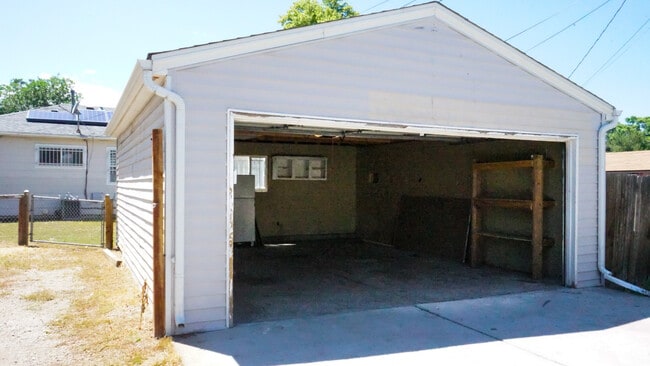 Building Photo - 532 Perry St