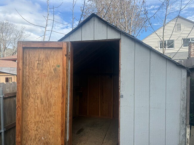 Building Photo - Lovely 3 bedroom, 2.5 bath home with laundry, near schools