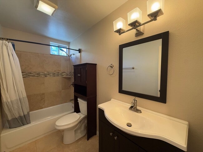 Building Photo - Gorgeous 3B/2BA House w/ Swimming Pool, A/...