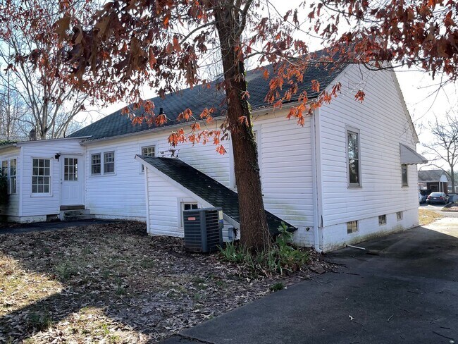 Building Photo - 810 Dixon Ave