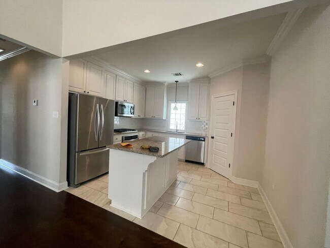 Building Photo - 3 Bedroom House off Nicholson with Community Pool