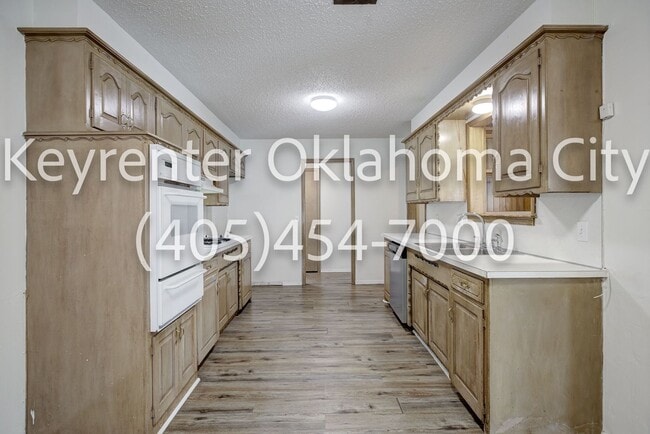 Building Photo - Massive 3BD/2BTH Home Minutes from the Highway.