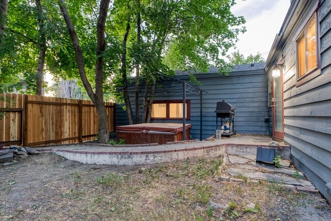 Building Photo - Fully Furnished 3BD + Den/2BA, Convenientl...