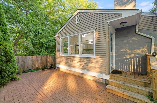 Building Photo - 412 Main St