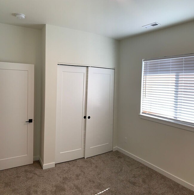 Building Photo - Newer Home for Lease!