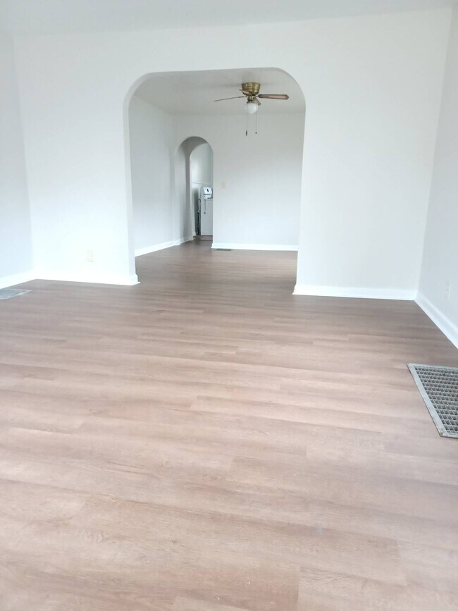 Building Photo - 3038 E Lynn St