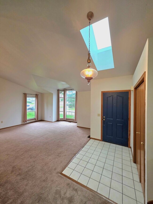 Building Photo - Federal Way tri-level rental home - 3 bedroom plus den, 3 bathrooms, 2 car garage, Available NOW!