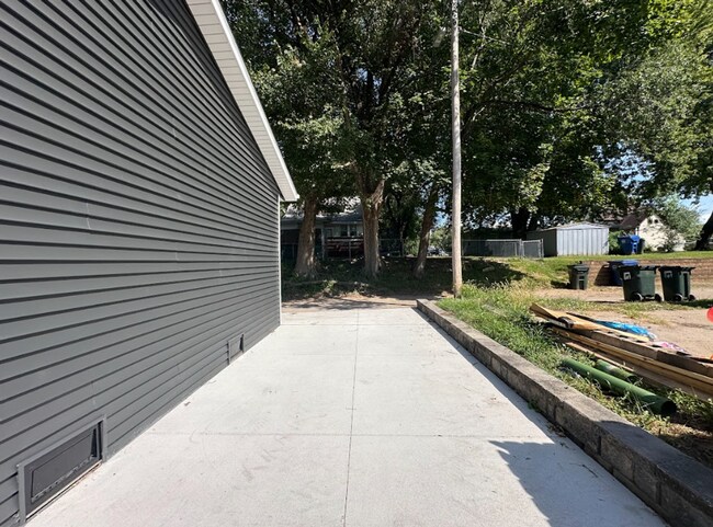 Building Photo - 2 Bedroom/1 Bath Duplex Available For Rent