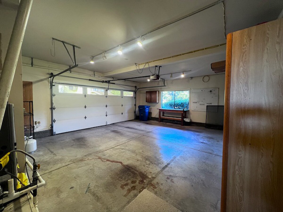 Building Photo - 2221 Pinehurst Way