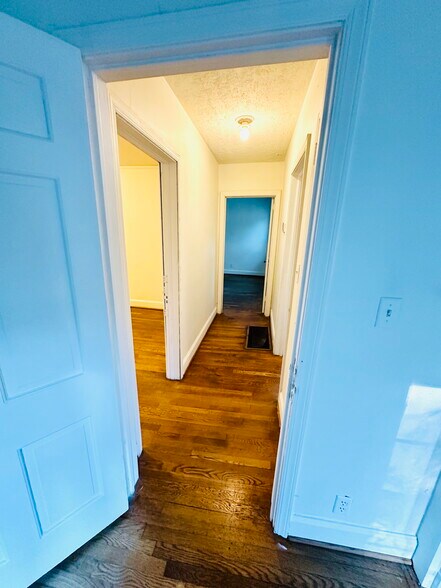 Hallway - 318 W Glenwood Dr