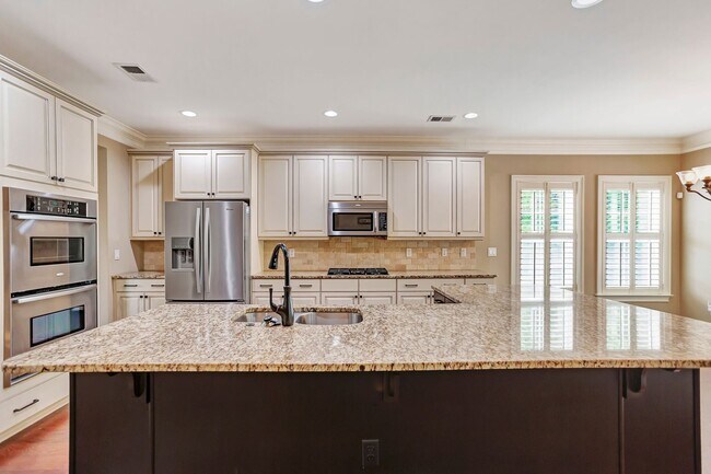 Building Photo - Elevated Home in The Club at Legends Oaks Plantation