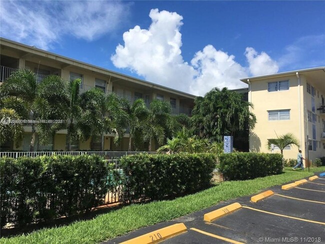 Building Photo - 1 bedroom in Hallandale FL 33009