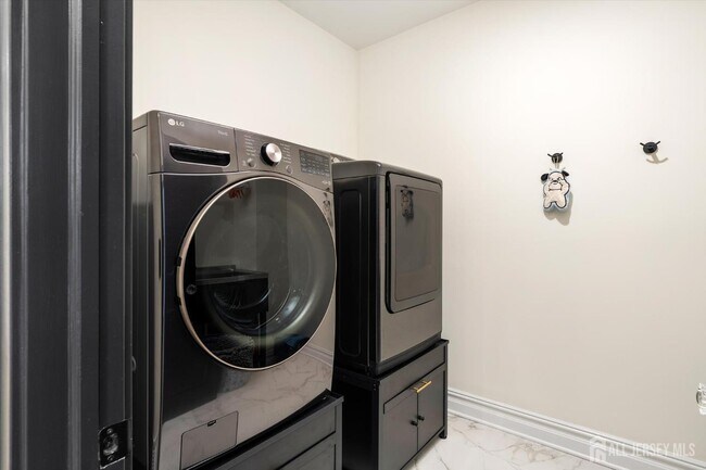 Building Photo - 11 Hamilton Dr