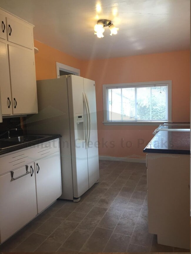 Building Photo - 2BD/1BA Rustic Home Near Campus
