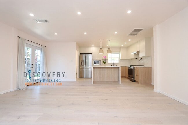 Building Photo - Your Ideal Mid-Century Modern Retreat Comi...