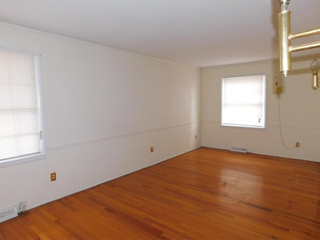 Building Photo - 929-923 Three Sisters Rd