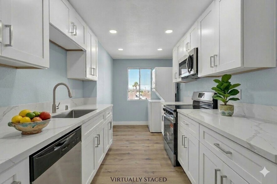 Building Photo - 725 N Royal Crest Cir