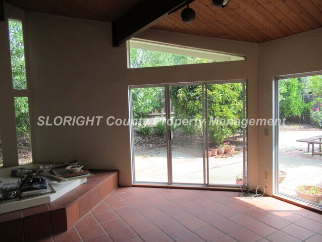 Building Photo - AVAILABLE JULY - 3 Bed & 2 Baths