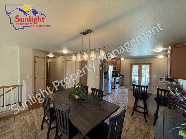 Building Photo - Spacious 5 Bed, 3 Bath Home with Triple Ga...