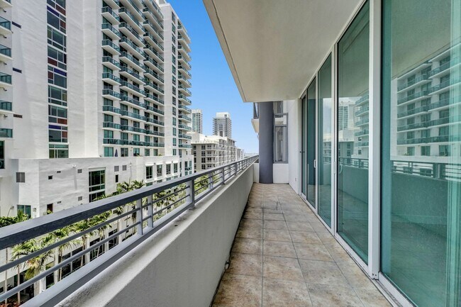 Building Photo - 1 bedroom and 1 bath condo located east side of Biscayne Blvd Miami Florida