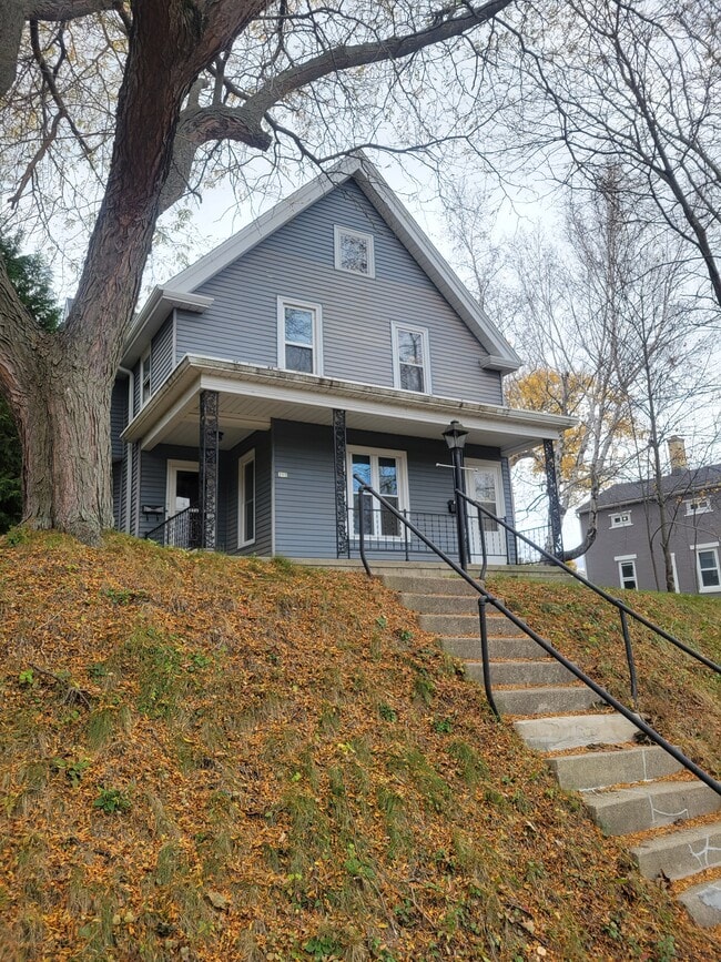 Building Photo - 213 S Webster St