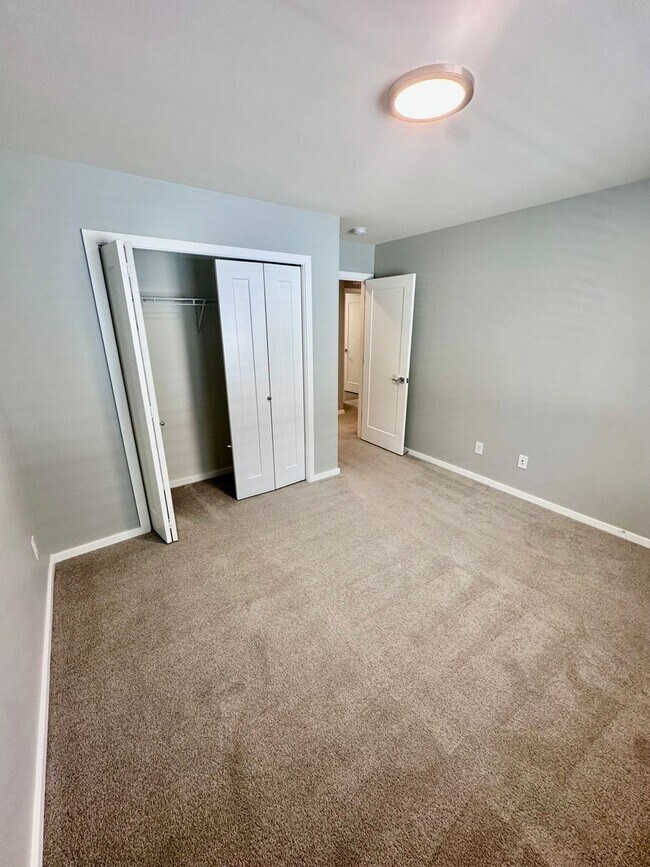 Building Photo - Luxury 4bed/2.5 bath home on Cul-de-sac! E...