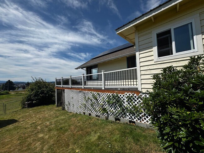 Building Photo - 2 Bedroom + Bonus Room + Loft Hansville Ho...
